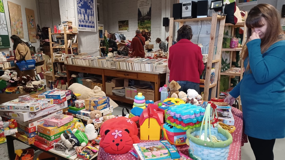 Χριστουγεννιάτικο παζάρι από την ομάδα «Ξεblogάρισμα» στο Γκάζι - Στήριξη για τις μητέρες κρατούμενες και τα παιδιά τους
