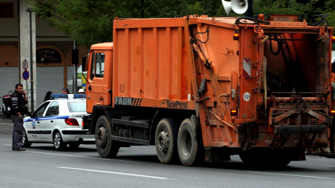 Θεσσαλονίκη: Εργαζόμενος έπεσε από απορριμματοφόρο - Διακομίστηκε στο νοσοκομείο
