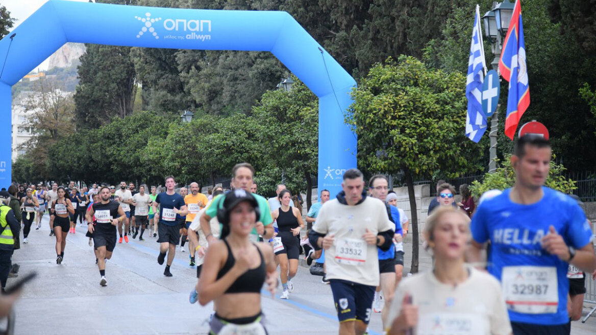Το μεγαλύτερό βήμα τους μέχρι το επόμενο έκαναν οι δρομείς του 42ου Αυθεντικού Μαραθωνίου της Αθήνας