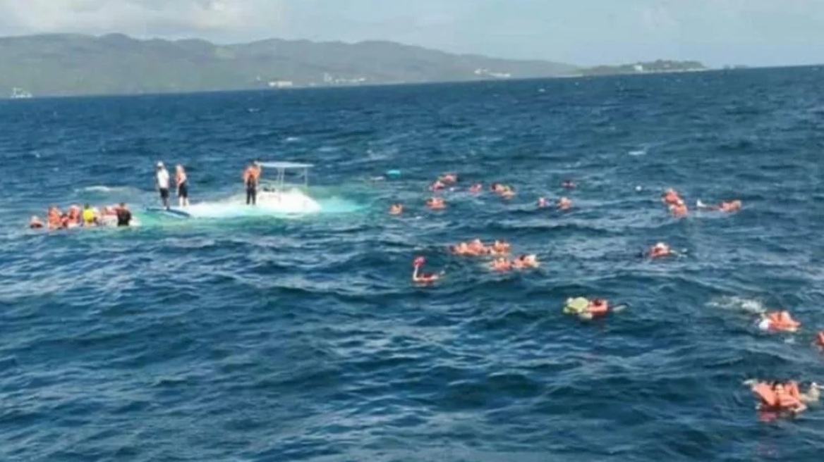 Χάος σε κρουαζιέρα στην Καραϊβική: Τουρίστες βρέθηκαν ξαφνικά στο νερό όταν βυθίστηκε το καταμαράν που τους μετέφερε