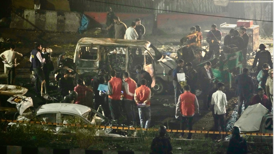 Ινδία: Τουλάχιστον 10 νεκροί και δεκάδες τραυματίες σε έκρηξη αυτοκινήτου κοντά στο ιστορικό Κόκκινο Φρούριο στο Νέο Δελχί 