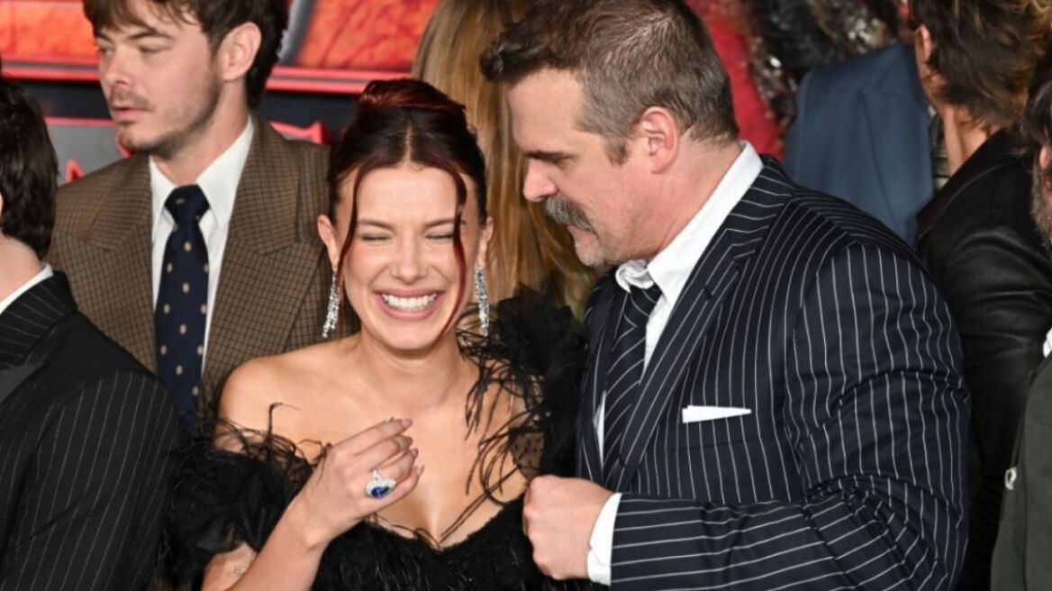 Μίλι Μπόμπι Μπράουν για τις καταγγελίες για bullying στα γυρίσματα του Stranger Things - «Με τον Ντέιβιντ Χάρμπουρ έχουμε μία απίστευτη φιλία»