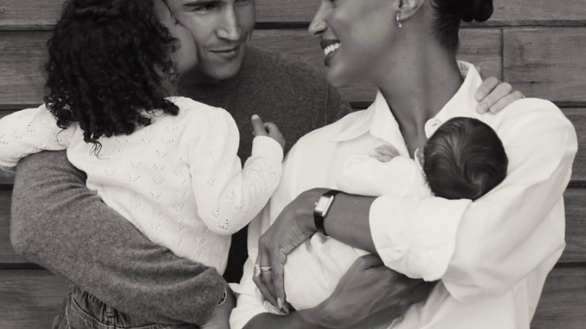 Μοντέλο στην πασαρέλα του Victoria’s Secret στον ένατο μήνα της εγκυμοσύνης, με almost nude look (βίντεο)