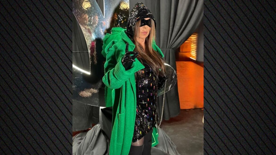 Άντζελα Δημητρίου: Η εκκεντρική εμφάνισή της σε επίδειξη μόδας - Δείτε βίντεο