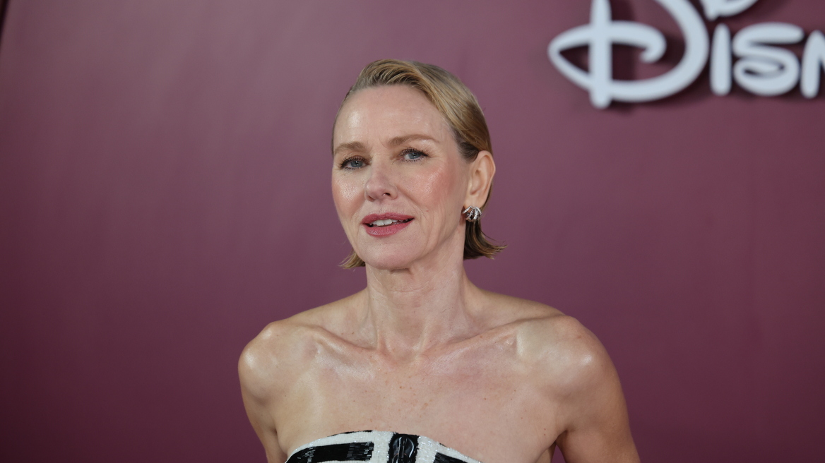 Η Naomi Watts μας έδειξε τον πιο cool τρόπο να χτενίσουμε ένα κοντό καρέ
