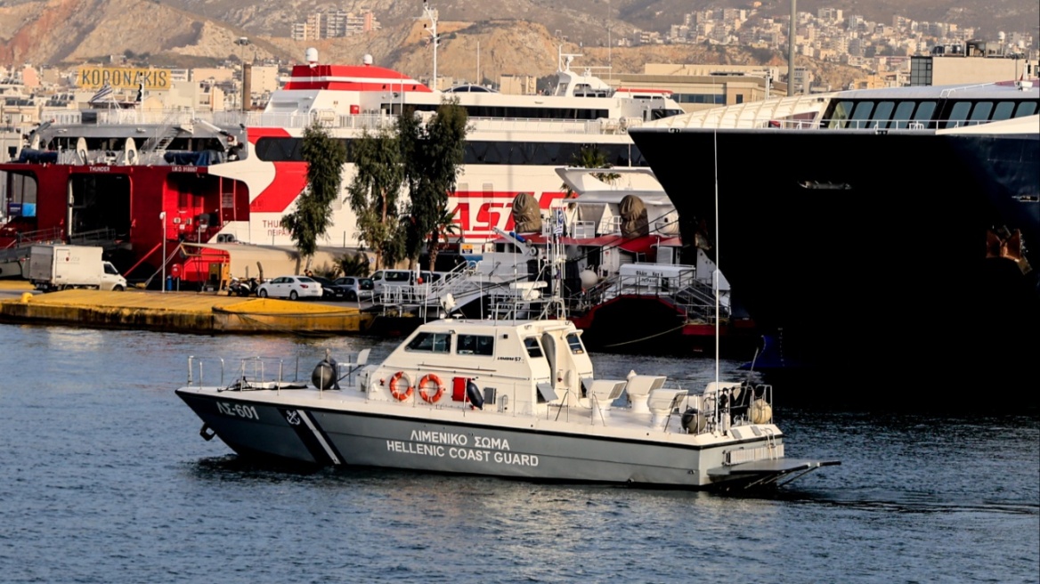 Εντοπίστηκε πτώμα 70χρονου στο λιμάνι του Πειραιά - Ανασύρθηκε από το Λιμενικό