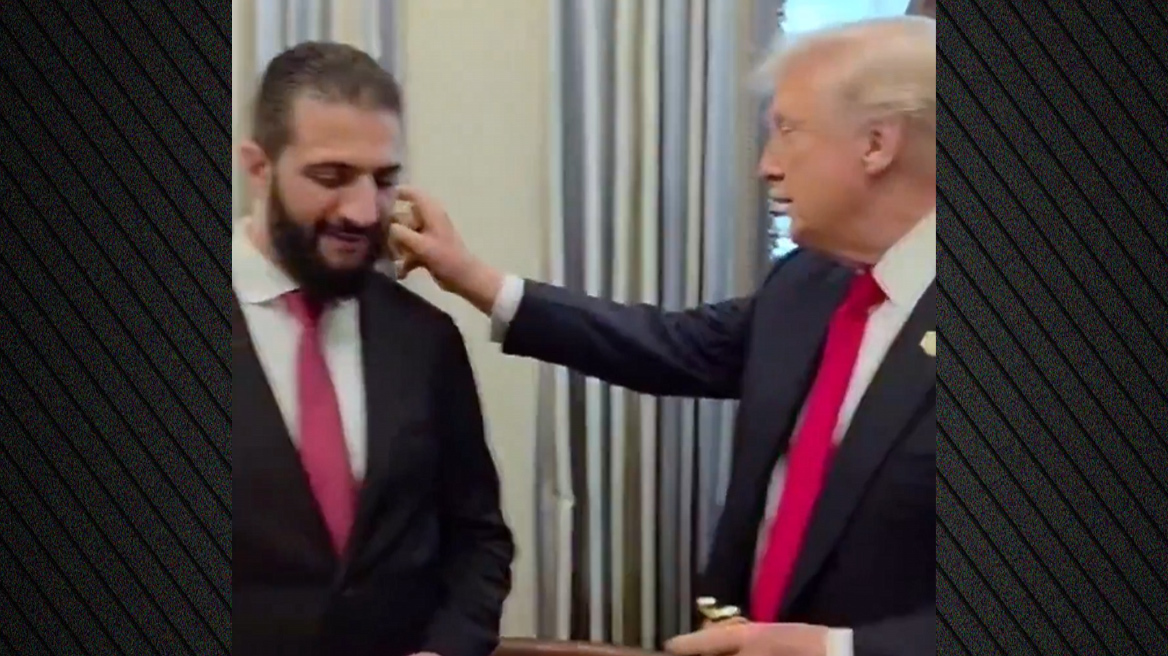 Ο Τραμπ ψέκασε τον Αλ-Σαράα με άρωμα και τον ρωτούσε... πόσες γυναίκες έχει – Δείτε βίντεο
