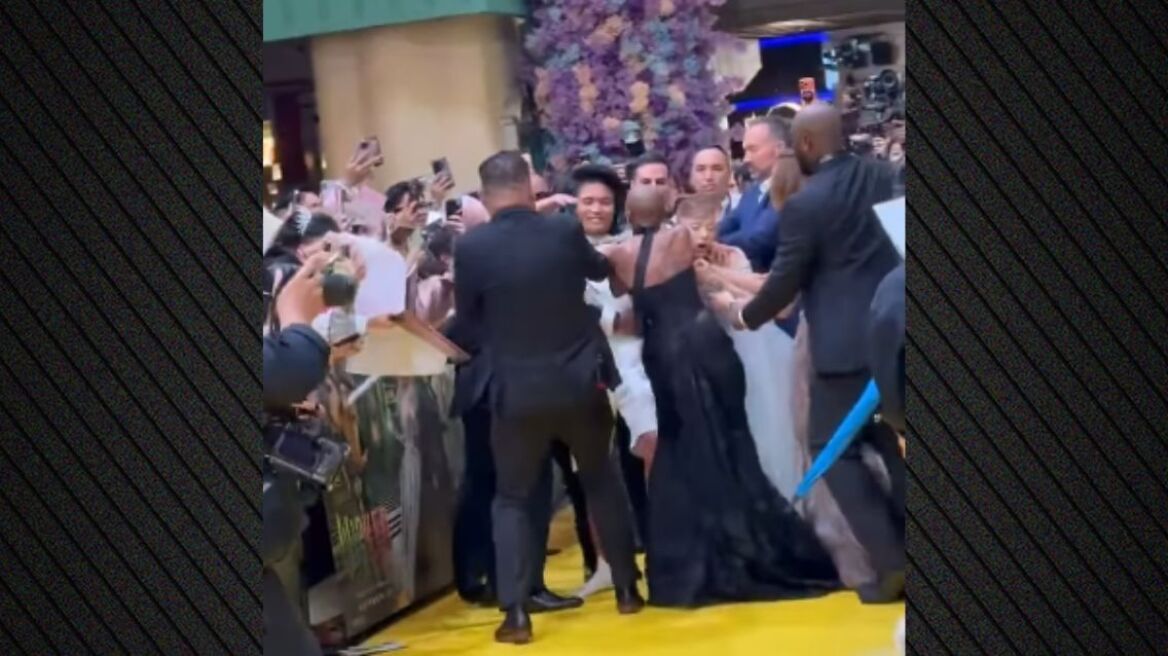 Η Αριάνα Γκράντε δέχτηκε επίθεση από θαυμαστή της στην πρεμιέρα του «Wicked: For Good» - Η επέμβαση της Σίνθια Ερίβο