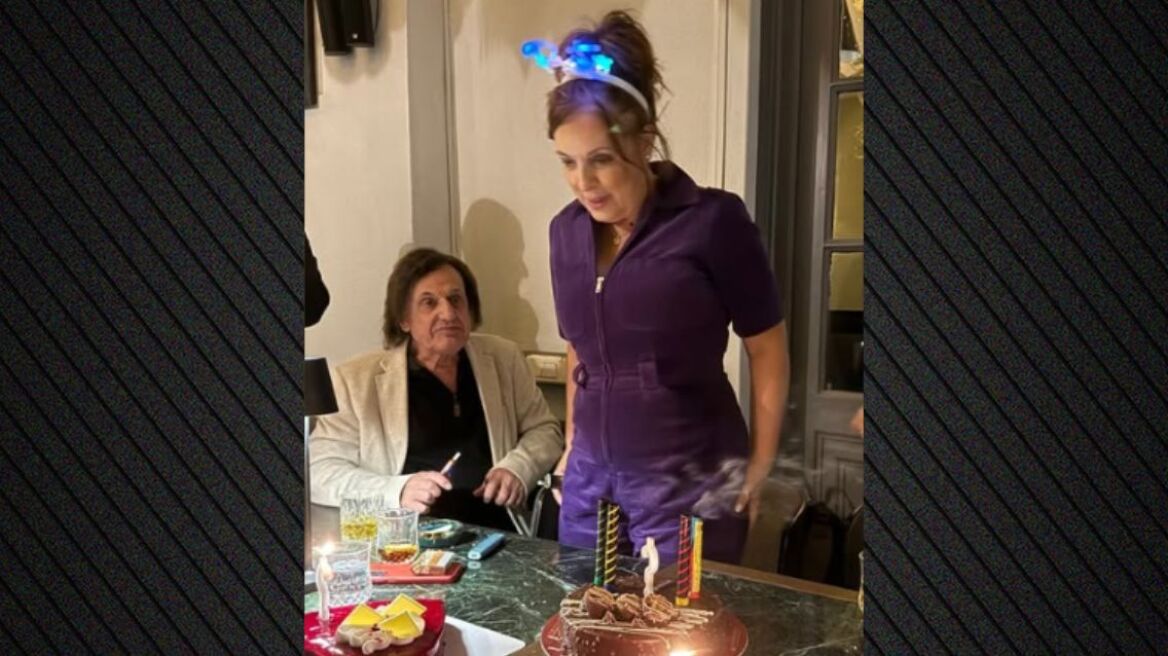 Η Ελένη Ράντου έσβησε κεράκια με στέκα με λαμπιόνια και τον Βασίλη Παπακωνσταντίνου δίπλα της - «Τα πιο ωραία να είναι πάντα μπροστά» 