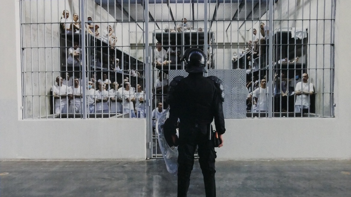 Βασανιστήρια και σεξουαλική βία σε μετανάστες από τη Βενεζουέλα που έστειλαν οι ΗΠΑ σε φυλακή του Ελ Σαλβαδόρ 