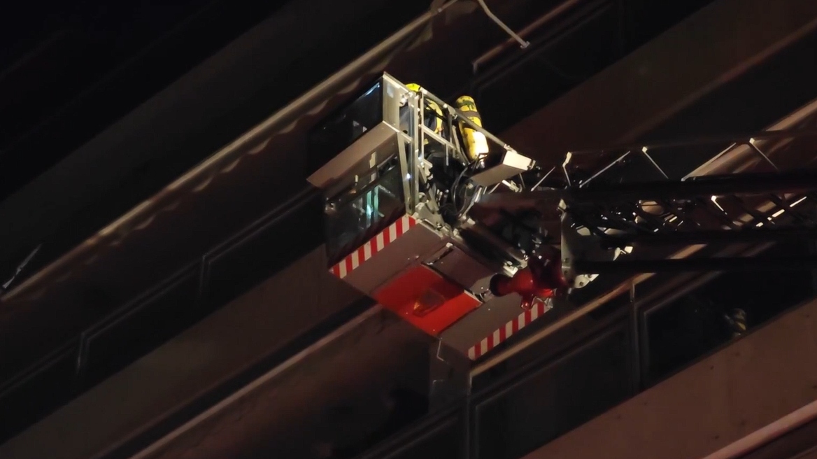 Φωτιά σε πολυκατοικία στην πλατεία Αμερικής - «Έσκασαν» τα ρολόγια της ΔΕΗ