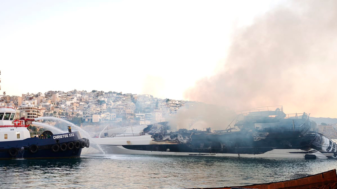 Μαρίνα Ζέας: Από ξύλινο ιστιοφόρο ξεκίνησε η φωτιά που έκαψε και βύθισε 4 σκάφη - Δείτε φωτογραφίες και βίντεο