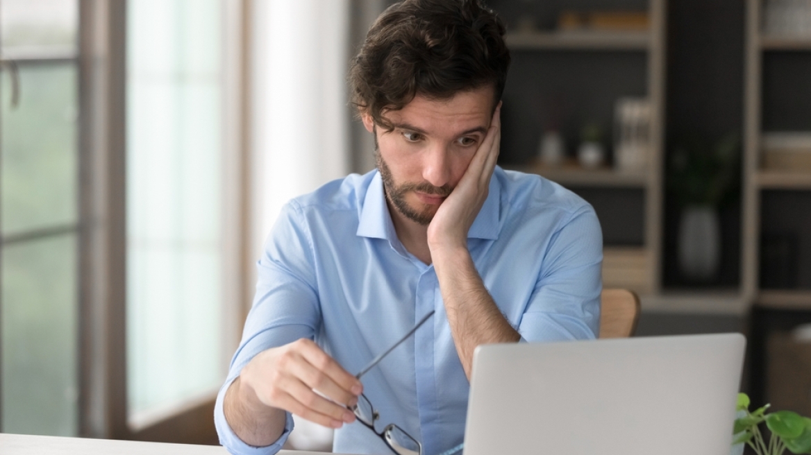 Ποια είναι η Γενιά Ζ που μένει ακόμα στο πατρικό και νιώθει εξουθενωμένη από τη δουλειά