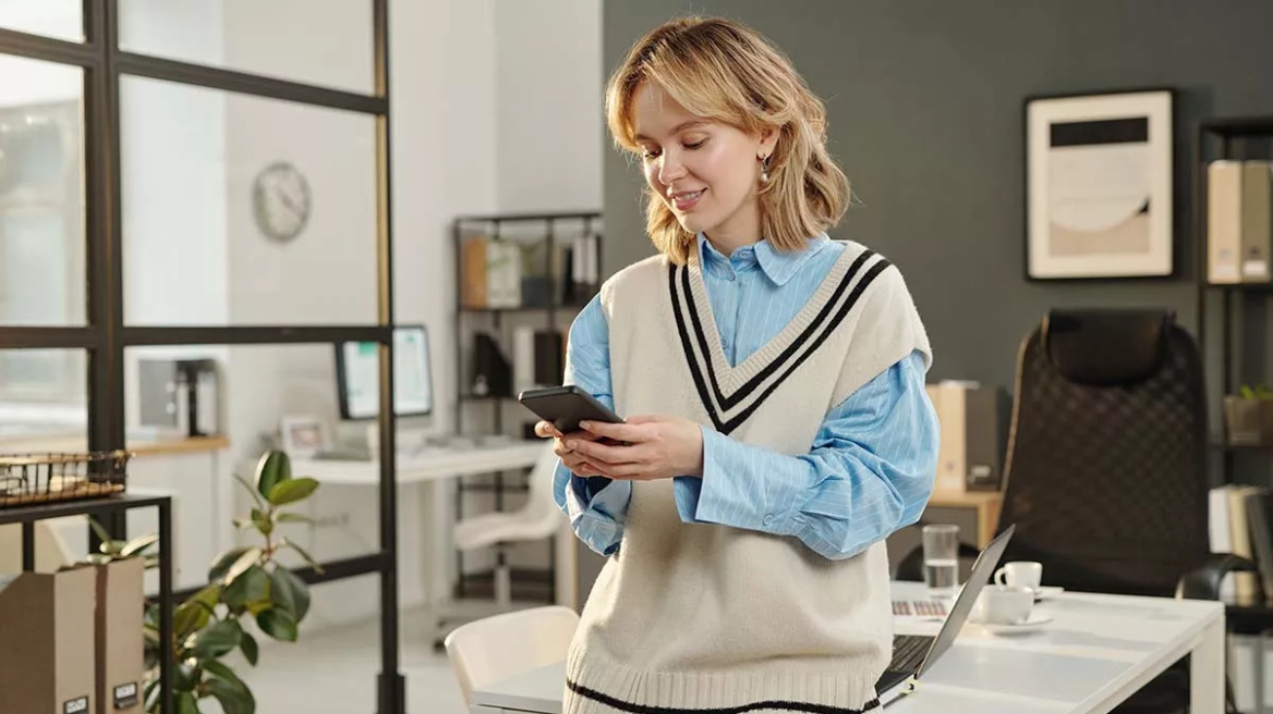 Χωρίς προοπτική εργάζονται οι νέοι της GenZ – Bιώνουν εξάντληση, άγχος και οικονομική εξάρτηση
