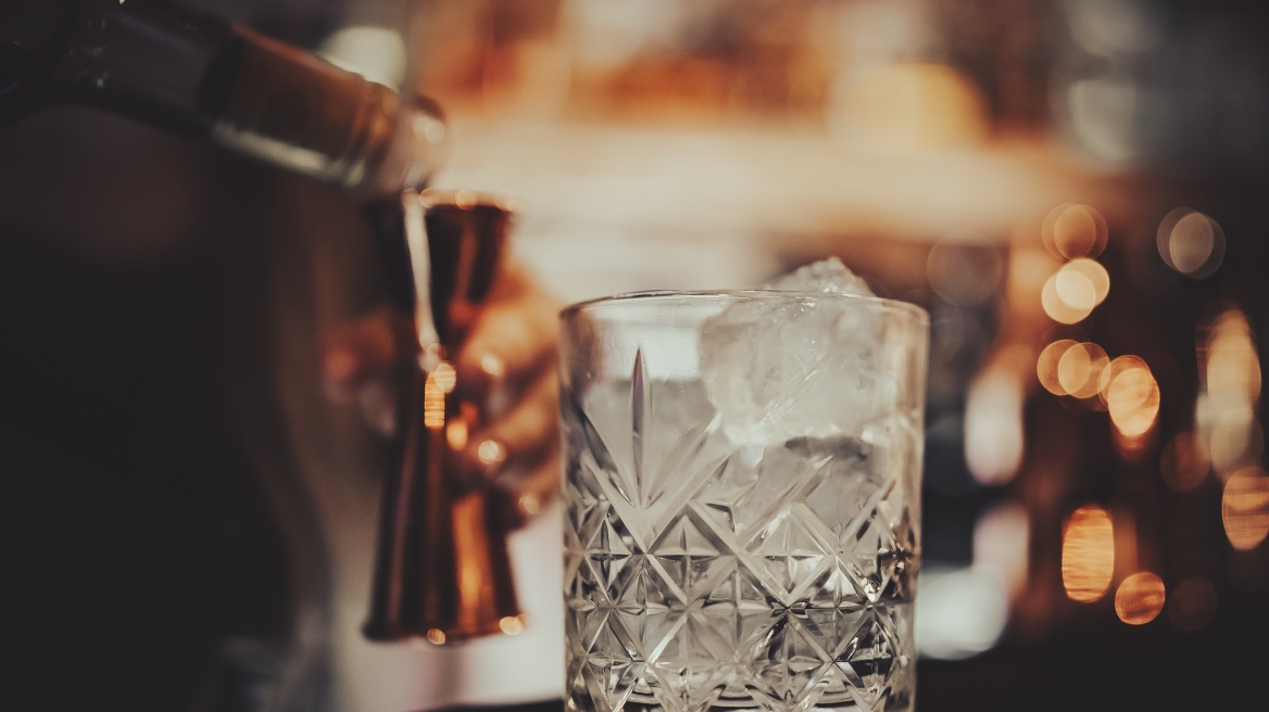 Το Δικαστήριο της ΕΕ αποφάσισε: Η ονομασία «τζιν» επιτρέπεται μόνο σε ποτά με αλκοόλ
