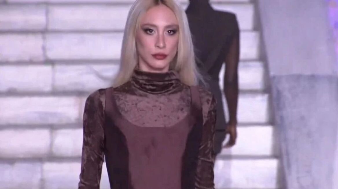 Κιάρα Μαρκέζη: Eντυπωσίασε στην πασαρέλα η εγγονή του Άκη Τσοχατζόπουλου - Δείτε το βίντεο 