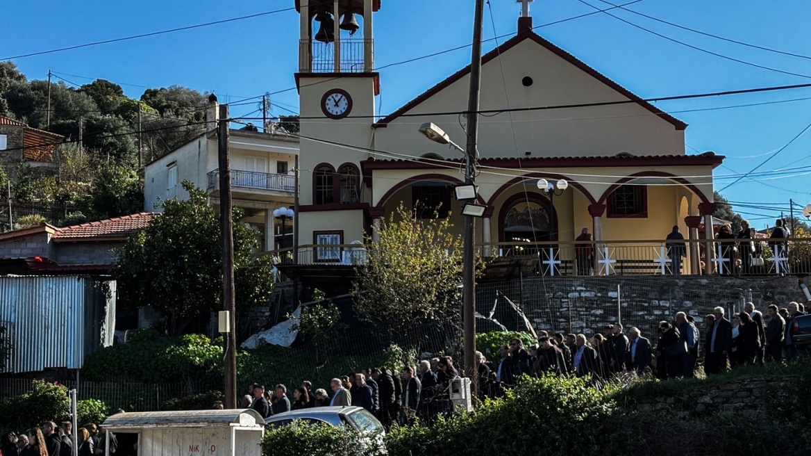 Ράγισαν καρδιές στην κηδεία του 3χρονου Ανδρέα στη δυτική Αχαΐα: «Πού είσαι αγάπη μου» φώναζε η μητέρα του