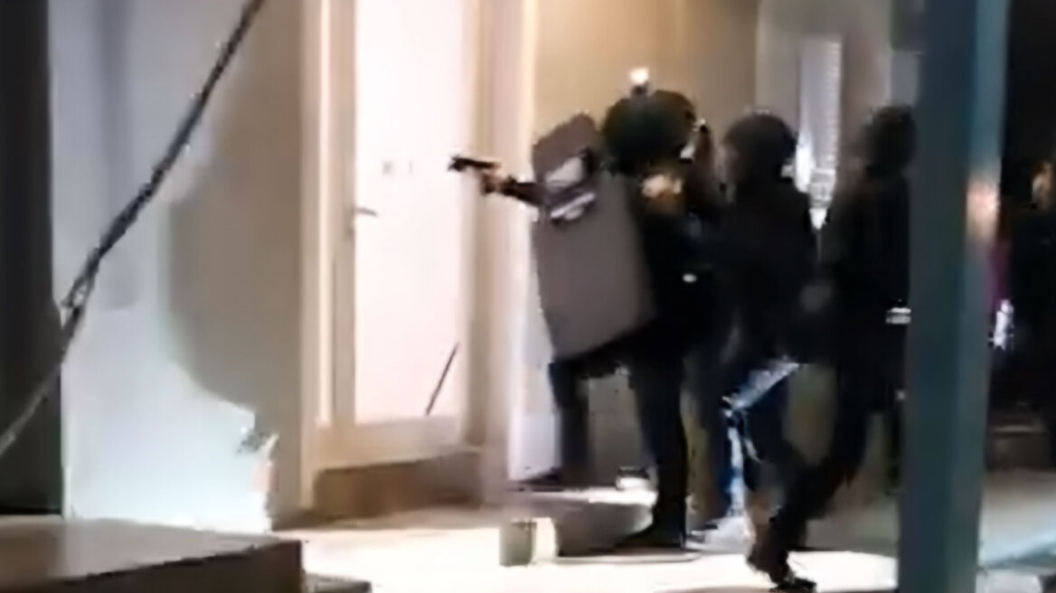 Η στιγμή που πάνοπλοι αστυνομικοί σπάνε πόρτα και μπαίνουν σε σπίτι Ρομά - Εξαπατούσαν ηλικιωμένους ως «υπάλληλοι» του ΔΕΔΔΗΕ, πάνω από 7 εκατ. τα κέρδη