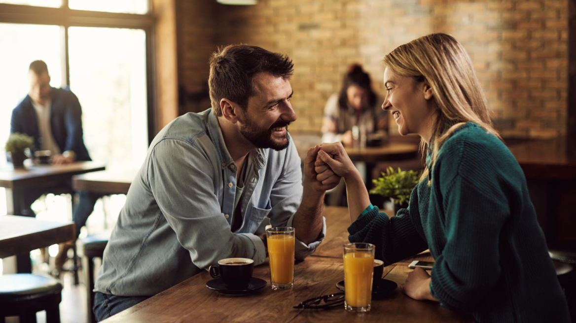Τι είναι το «quiet dating», που ισχυρίζεται πως θα αφαιρέσει την πίεση από τη σχέση σας
