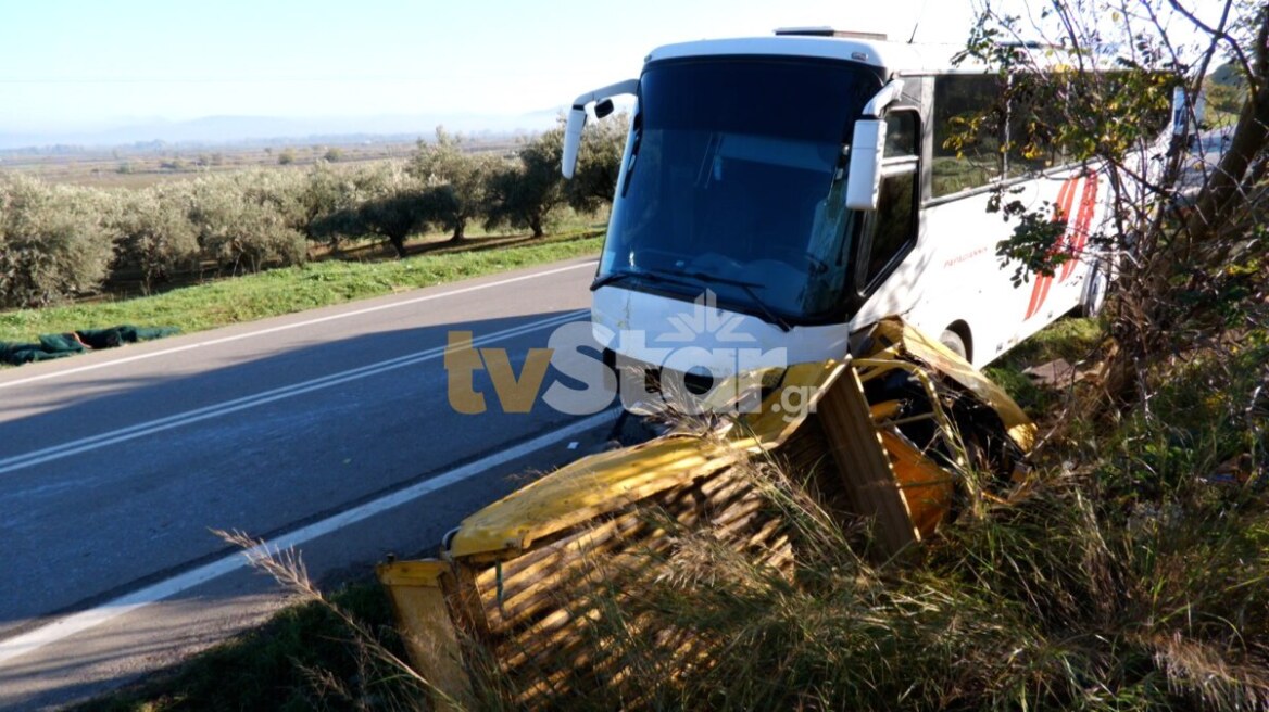 Σύγκρουση λεωφορείου με αγροτικό έξω από την Αλίαρτο - Δύο τραυματίες, δείτε φωτογραφίες
