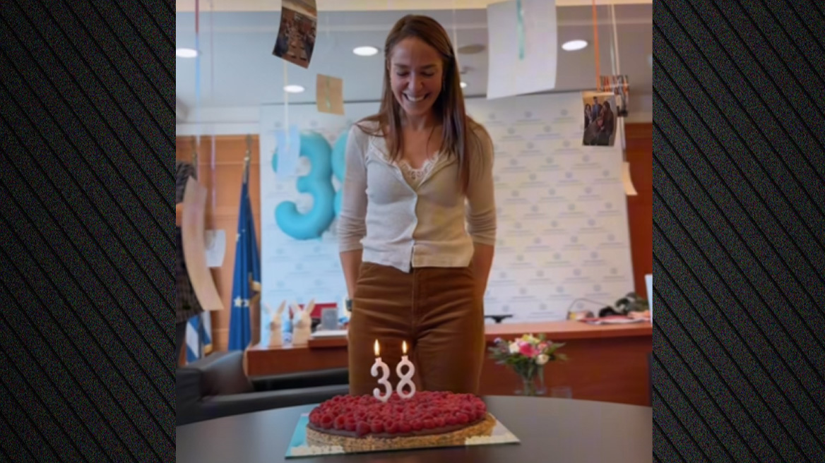 Γενέθλια στο γραφείο για τη Δόμνα Μιχαηλίδου – Γιόρτασε τα 38 με την οικογένεια και συνεργάτες της  