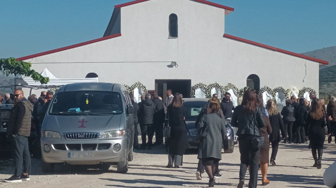 Σε βαρύ κλίμα η κηδεία της 49χρονης Ζωής που πέθανε στον φούρνο στο Δαμάσι Λάρισας