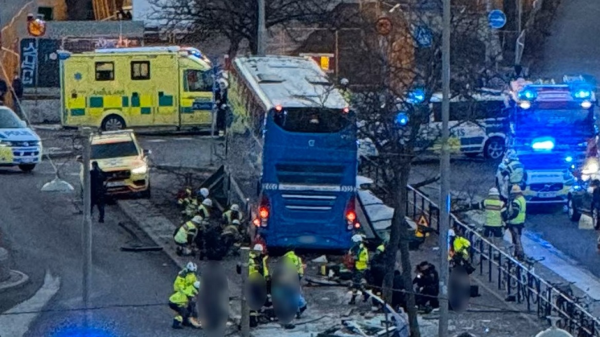 Ταυτοποιήθηκαν οι τρεις γυναίκες που παρασύρθηκαν και σκοτώθηκαν από λεωφορείο στη Στοκχόλμη	