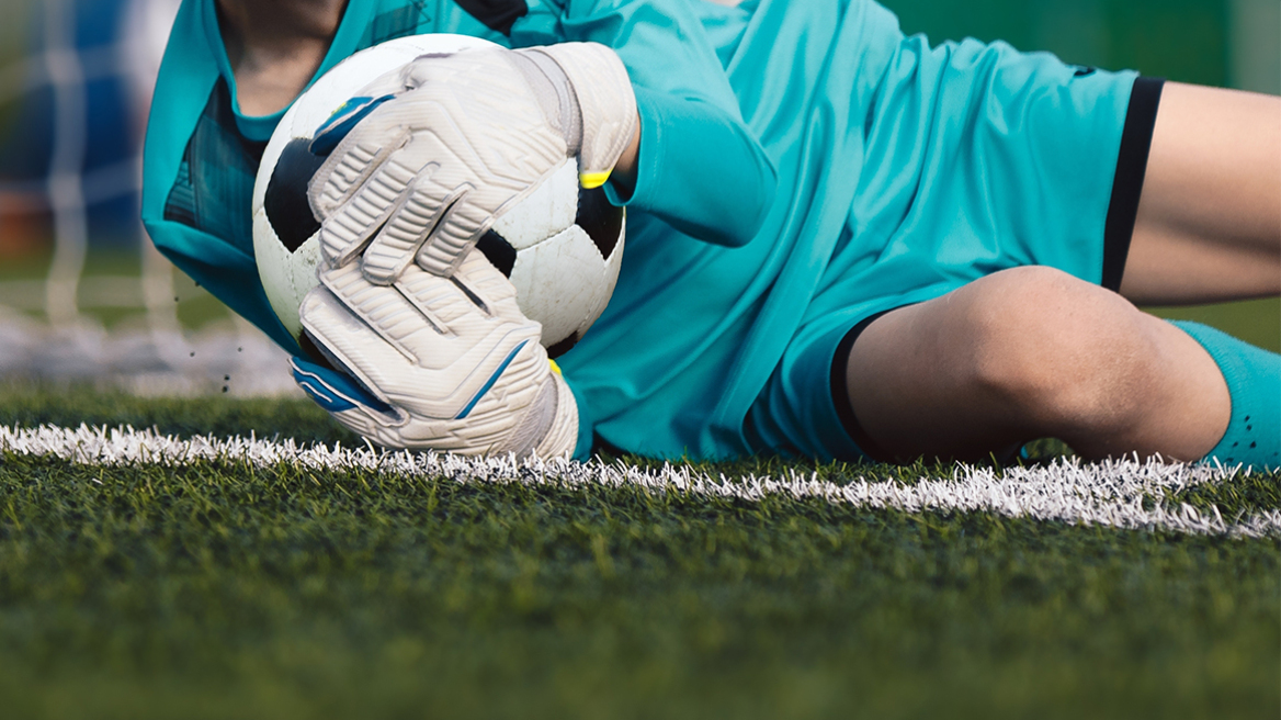 Γιατί οι τερματοφύλακες φτύνουν τα γάντια τους πριν το πέναλτι: Το «επιστημονικό» μυστικό