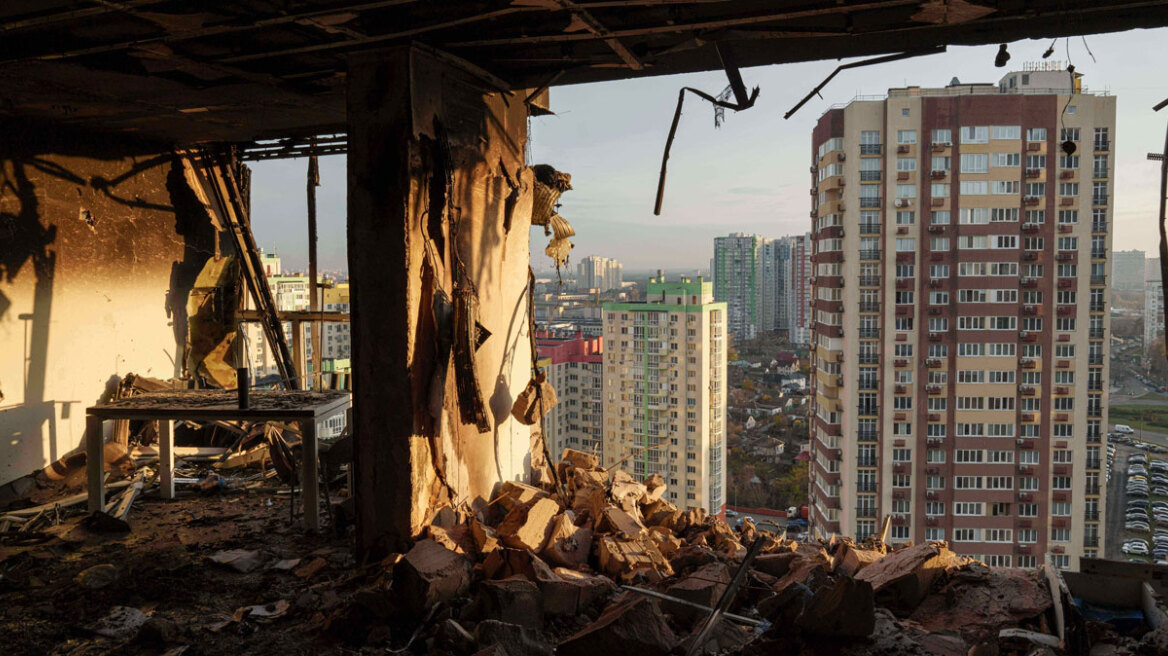 Ουκρανία: Τέσσερις νεκροί και δεκάδες τραυματίες μετά από ρωσική επίθεση με drones και πυραύλους στο Κίεβο