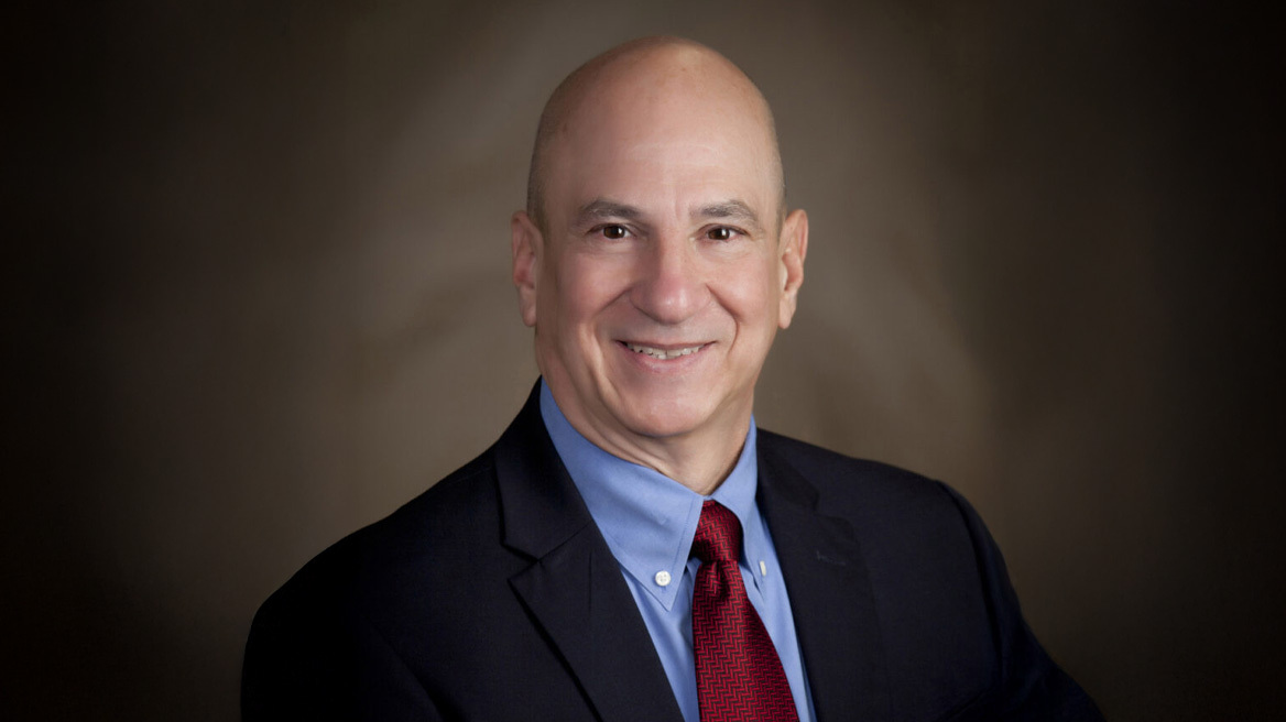 Ο εισαγγελέας Πίτερ Σκανδαλάκης αυτοδιορίστηκε στην υπόθεση κατά του Τραμπ για απόπειρα ανατροπής του εκλογικού αποτελέσματος στην Τζόρτζια