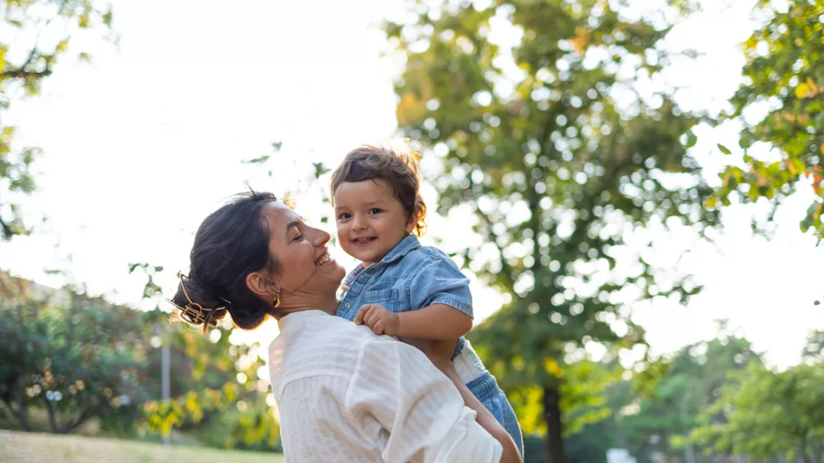 Μητρότητα μετά τα 40: Άγνοια για τη γονιμότητα και τα όρια της υποβοηθούμενης αναπαραγωγής
