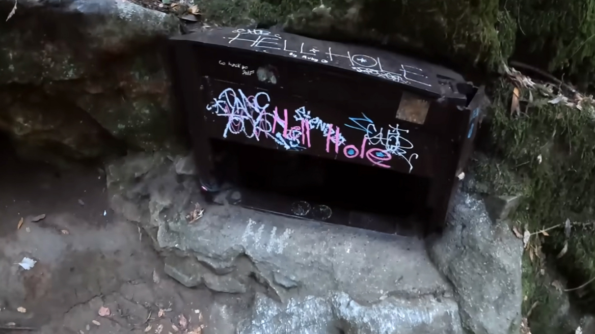 Η τρύπα της κόλασης: Αδέλφια βούτηξαν σε σπηλιά με είσοδο γραμματοκιβώτιο και βρήκαν διαβολικά αγάλματα