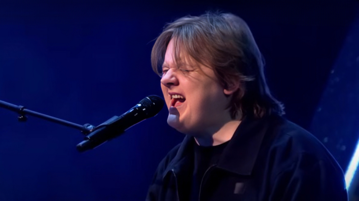 Ο Λιούις Καπάλντι ερμήνευσε ζωντανά το νέο του κομμάτι δύο χρόνια μετά την κρίση στη σκηνή λόγω του συνδρόμου Tourette