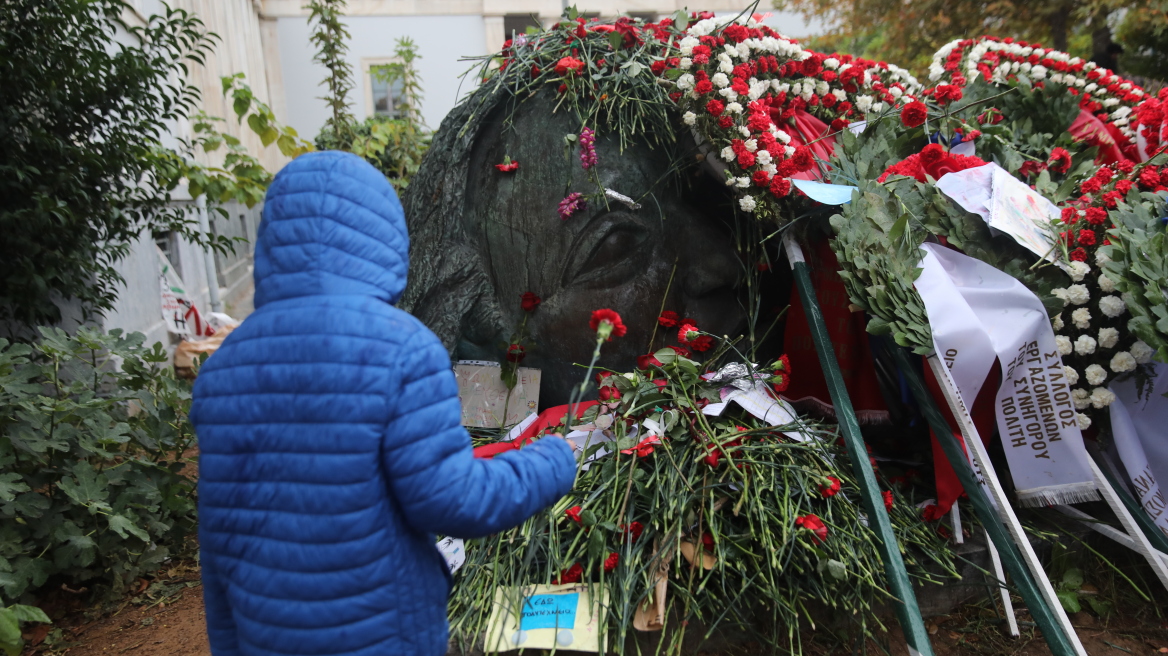 «Το Πολυτεχνείο δεν έχει ιδιοκτήτες, έχει τους νεκρούς του» – Ο Δημήτρης Παπαχρήστος μιλά για τα 52 χρόνια από την εξέγερση