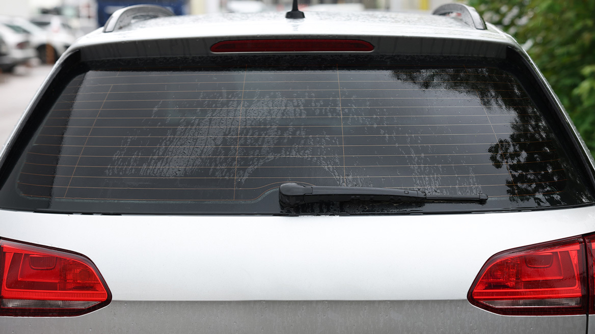 Γραμμές στα πίσω τζάμια των αυτοκινήτων: Από τι είναι φτιαγμένες και πώς μας βοηθούν