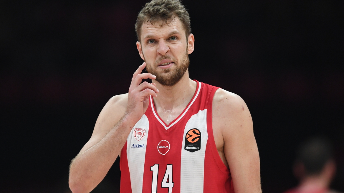 Βεζένκοφ: Ζούμε σε μια περίεργη κοινωνία και ακούμε πολλές κατάρες, τη μια εβδομάδα είσαι Θεός και την άλλη δεν κάνεις - Βίντεο