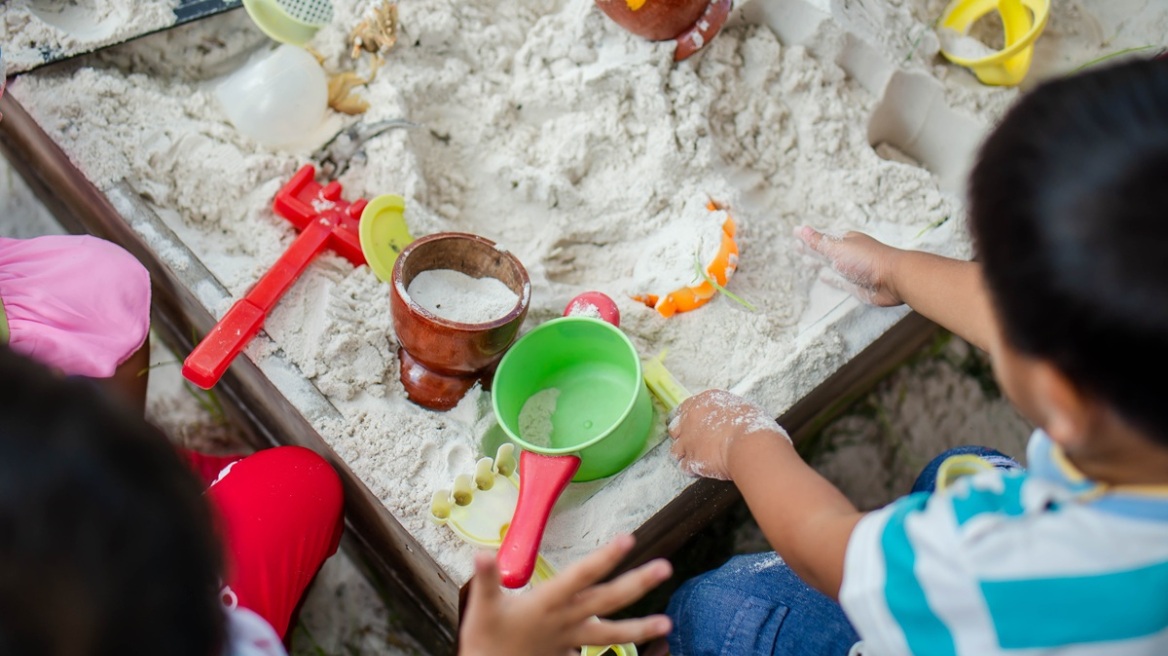 Δεκάδες σχολεία κλείνουν στην Αυστραλία λόγω ανησυχιών για αμίαντο σε άμμο παιχνιδιού