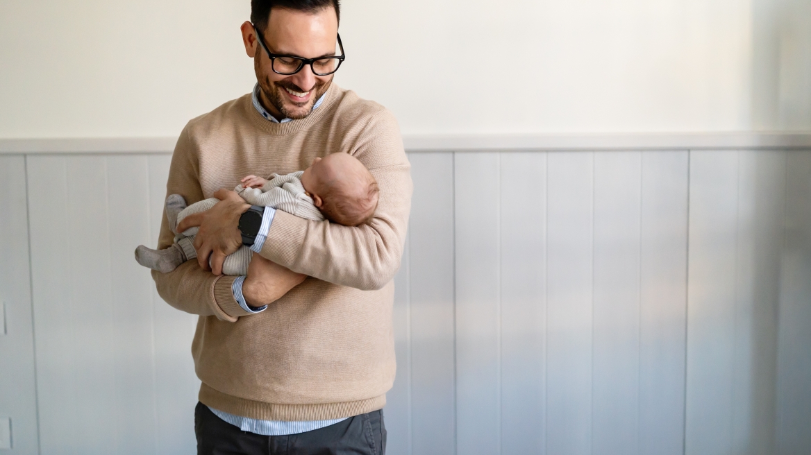 Αυξήθηκαν οι υιοθεσίες στην Ελλάδα - «Έχω βιώσει ένα θαύμα», λέει 48χρονος μονογονέας μετά από χρόνια αναμονής