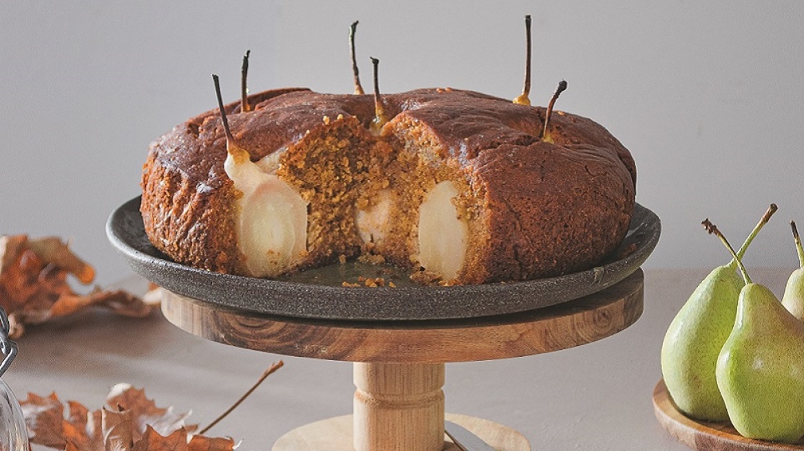 Κέικ μελιού με καρύδια, ολόκληρα αχλάδια και αρωματικό σιρόπι