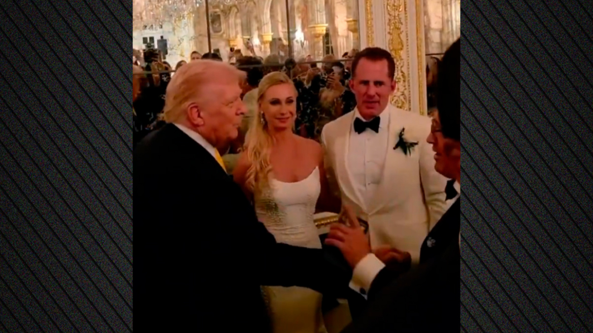 Wedding crasher ο Τραμπ - Η αιφνιδιαστική του εμφάνιση σε γάμο στη Φλόριντα και η έκπληξη του ζευγαριού και των καλεσμένων
