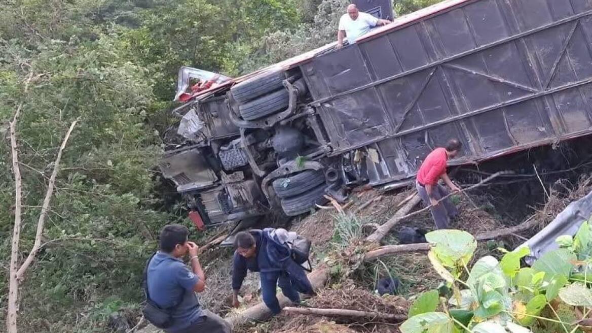Ισημερινός: Τουλάχιστον 21 νεκροί και 40 τραυματίες σε τροχαίο με λεωφορείο