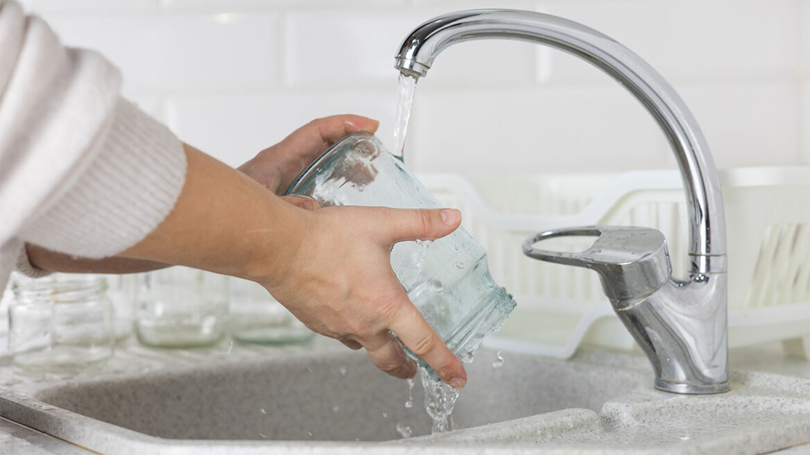 Πώς ξεκολλούν εύκολα οι ετικέτες από τα γυάλινα βαζάκια