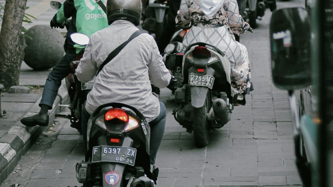 Οι γυναικες στο Ιράν «επαναστατούν»: Οδηγούν μηχανές και διευθύνουν ορχήστρες (βίντεο)