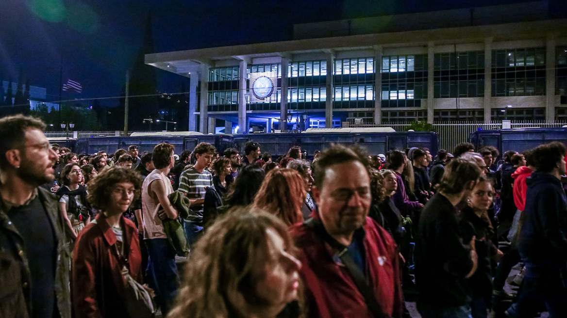 Πάνω από 23.000 διαδηλωτές στην πορεία για την 52η επέτειο του Πολυτεχνείου - Μεγάλη συγκέντρωση και στη Θεσσαλονίκη