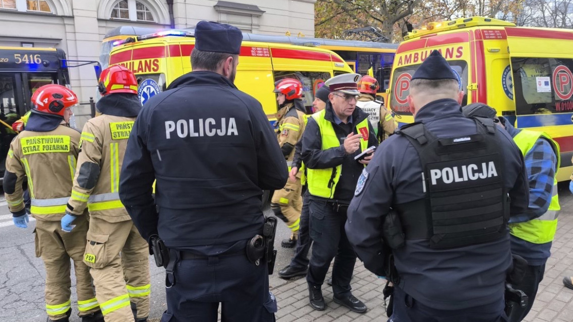 Σύγκρουση λεωφορείου με δύο τραμ στο κέντρο της Βαρσοβίας - 24 τραυματίες