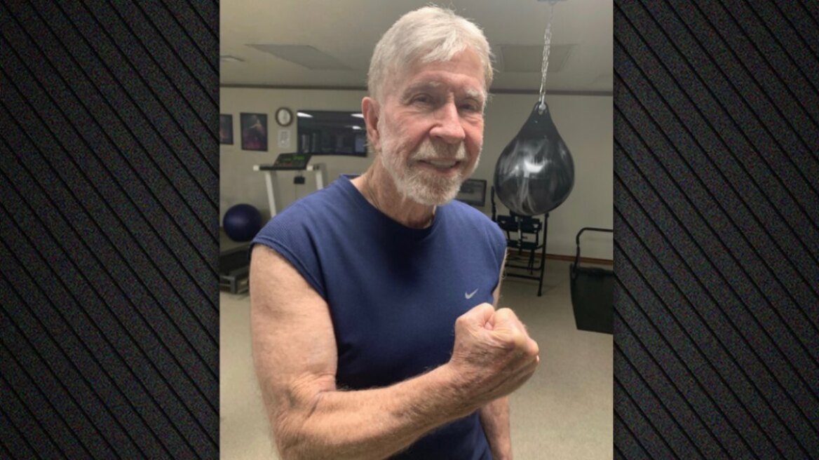 Ο 85χρονος Τσακ Νόρις στέλνει το δικό του μήνυμα από το γυμναστήριο: «Συνέχισε να αγωνίζεσαι για την καλύτερη εκδοχή του εαυτού σου»