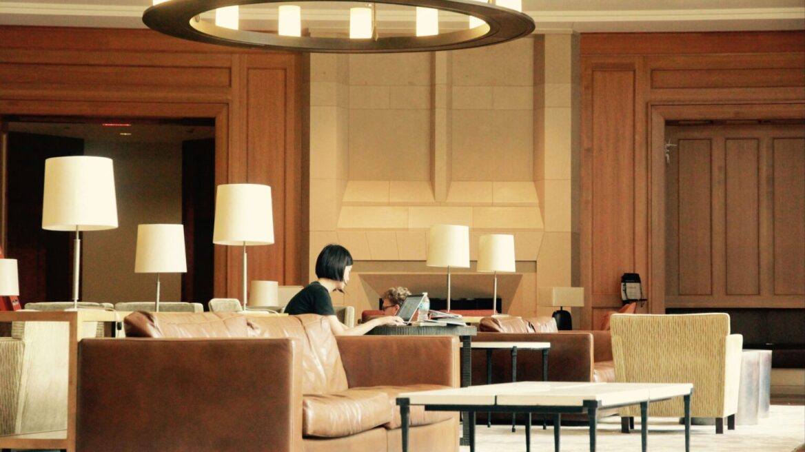 Micro-stays: Γιατί αυτή η ταξιδιωτική τάση γίνεται ολοένα πιο δημοφιλής