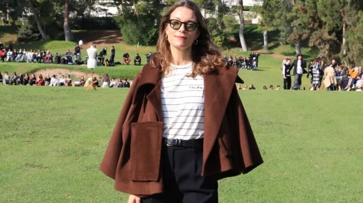 Η Βίκυ Καγιά φόρεσε βερμούδα, μίνι κάπα και φλατ Mary Janes για να παρακολουθήσει την επίδειξη του Βασίλη Ζούλια
