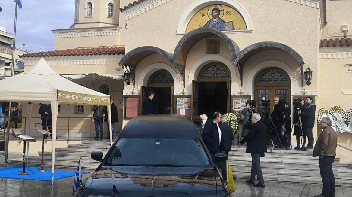 Πλήθος κόσμου στην κηδεία του Δημήτρη Σταμάτη στην Καλαμαριά - Ο Αντώνης Σαμαράς εκφώνησε επικήδειο