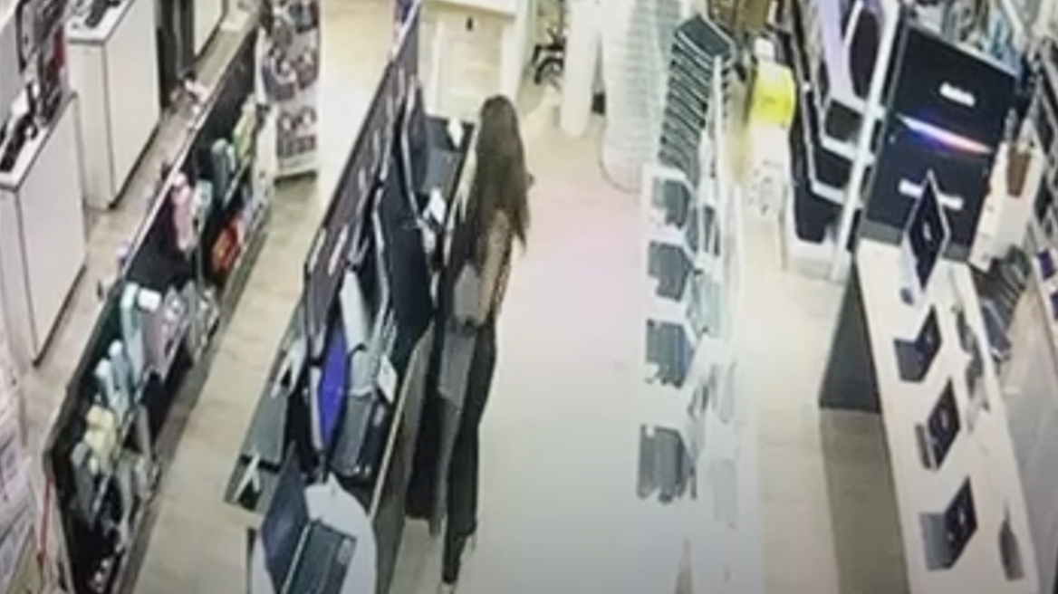 Έμπαινε ως πελάτισσα σε καταστήματα και άρπαζε λαπτοπ και κινητά – Βίντεο με τη δράση 34χρονης